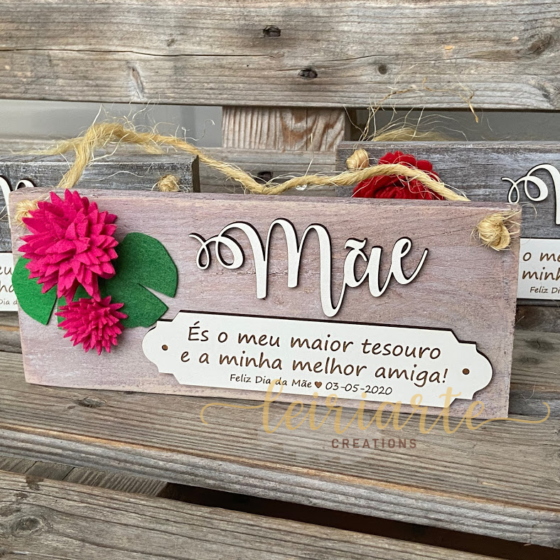 Placa rústica personalizada com flores