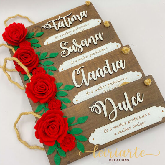 Placa rústica personalizada com flores