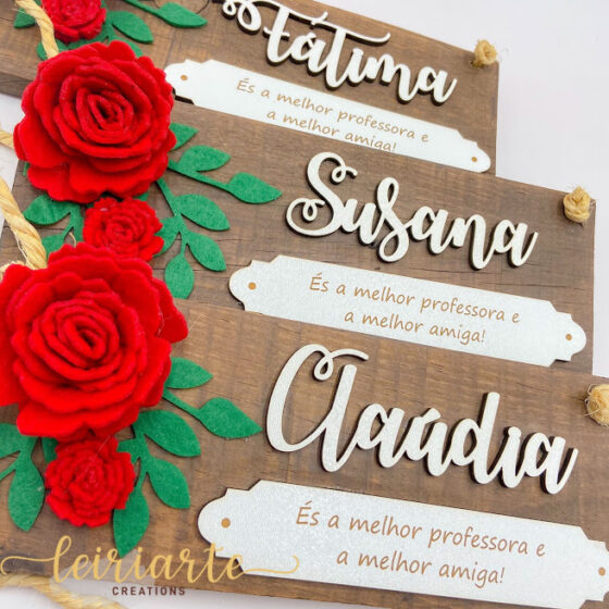 Placa rústica personalizada com flores